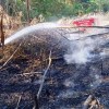Petugas damkan saat memadamkan lahan yang terbakar milik warga desa Kadugede.